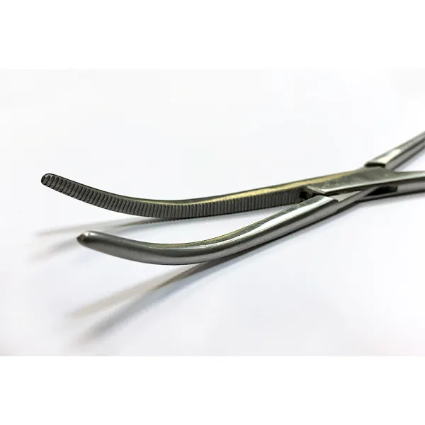 3. Зажим J-17-112 Surgicon зубчатый изогнутый 200 мм